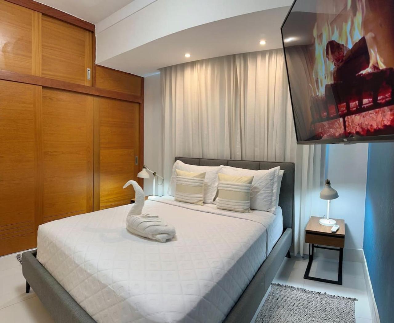 Upscale Centric Apt Near All