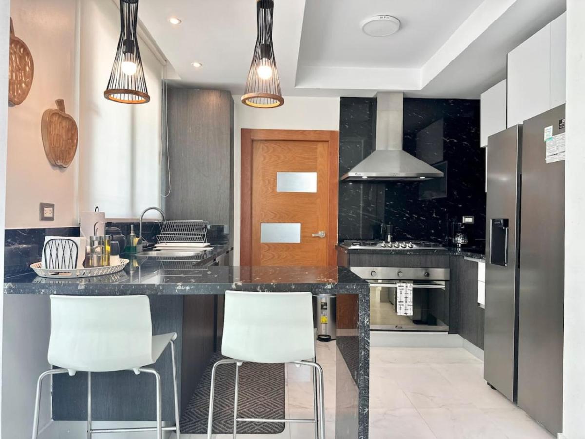Upscale Centric Apt Near All