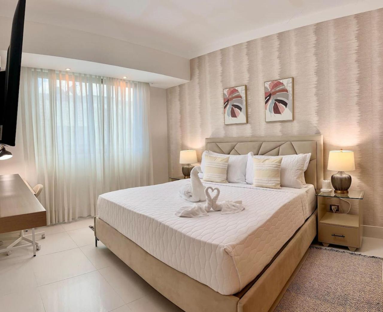 Upscale Centric Apt Near All