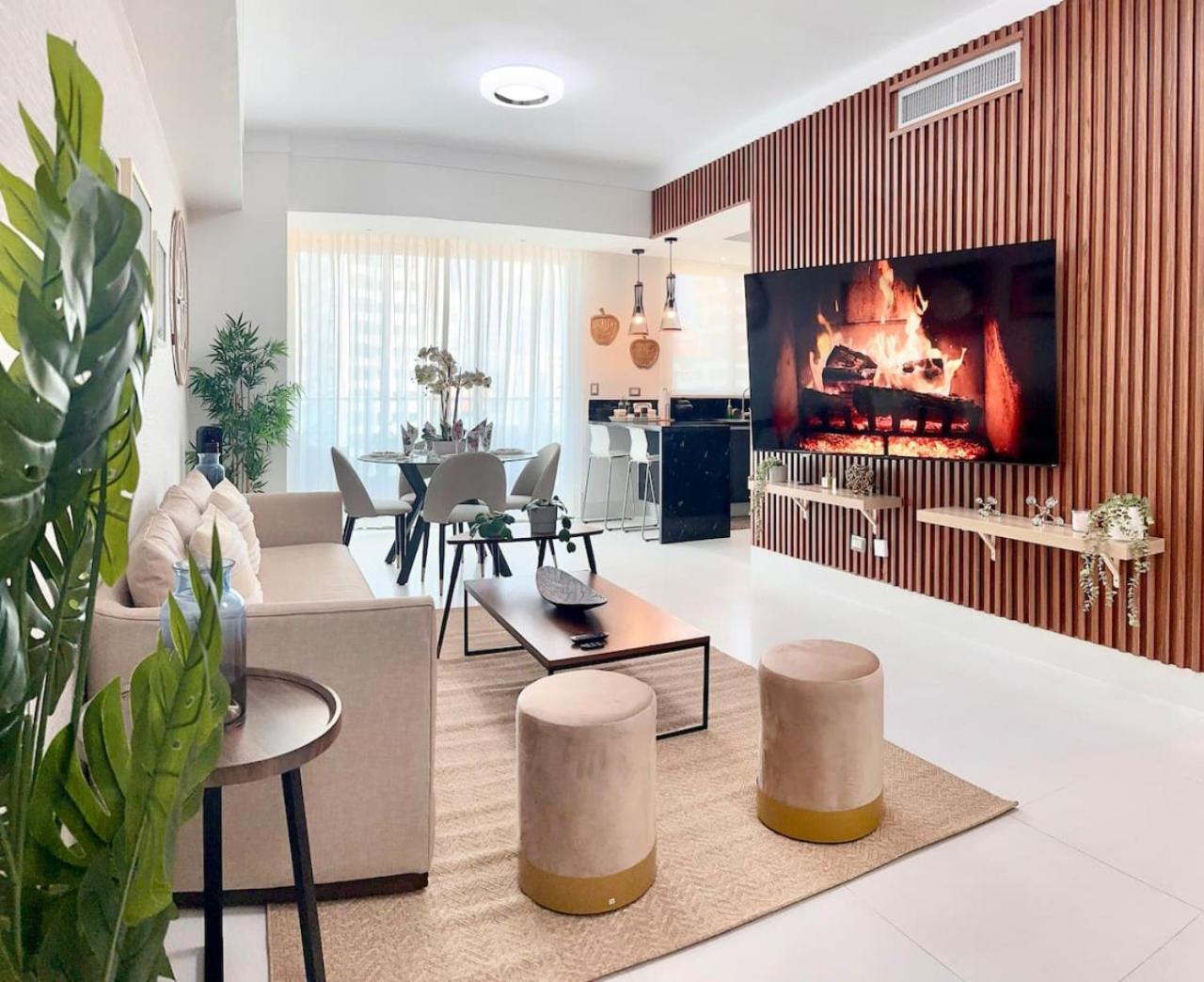 Upscale Centric Apt Near All