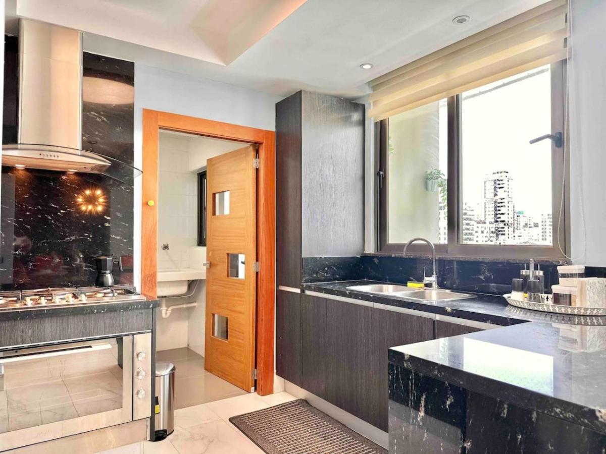 Upscale Centric Apt Near All