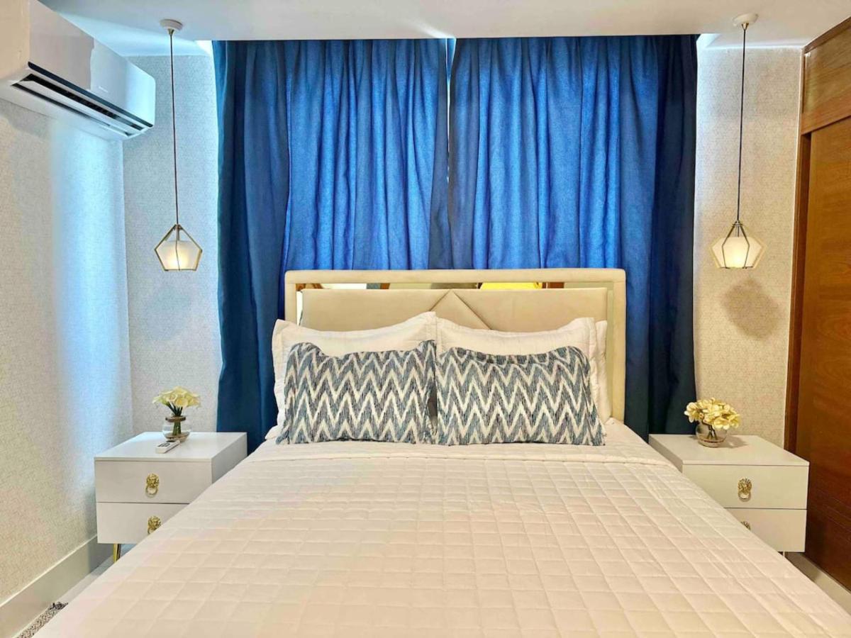 Upscale Centric Apt Near All