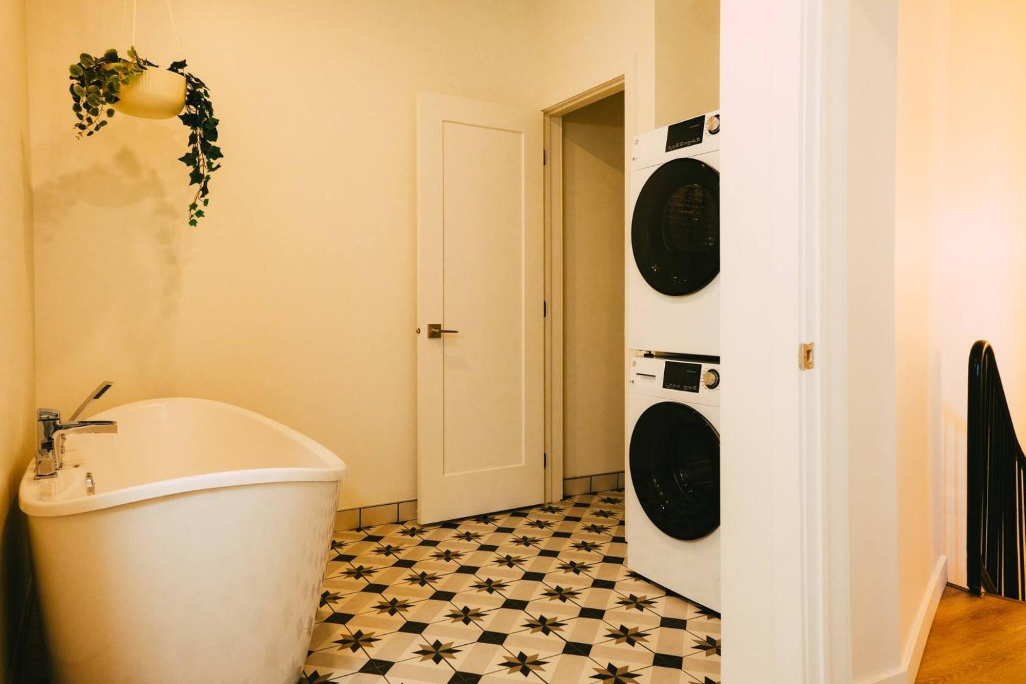 NEW Pause Penthouse Lofts -Downtown- Free Parking