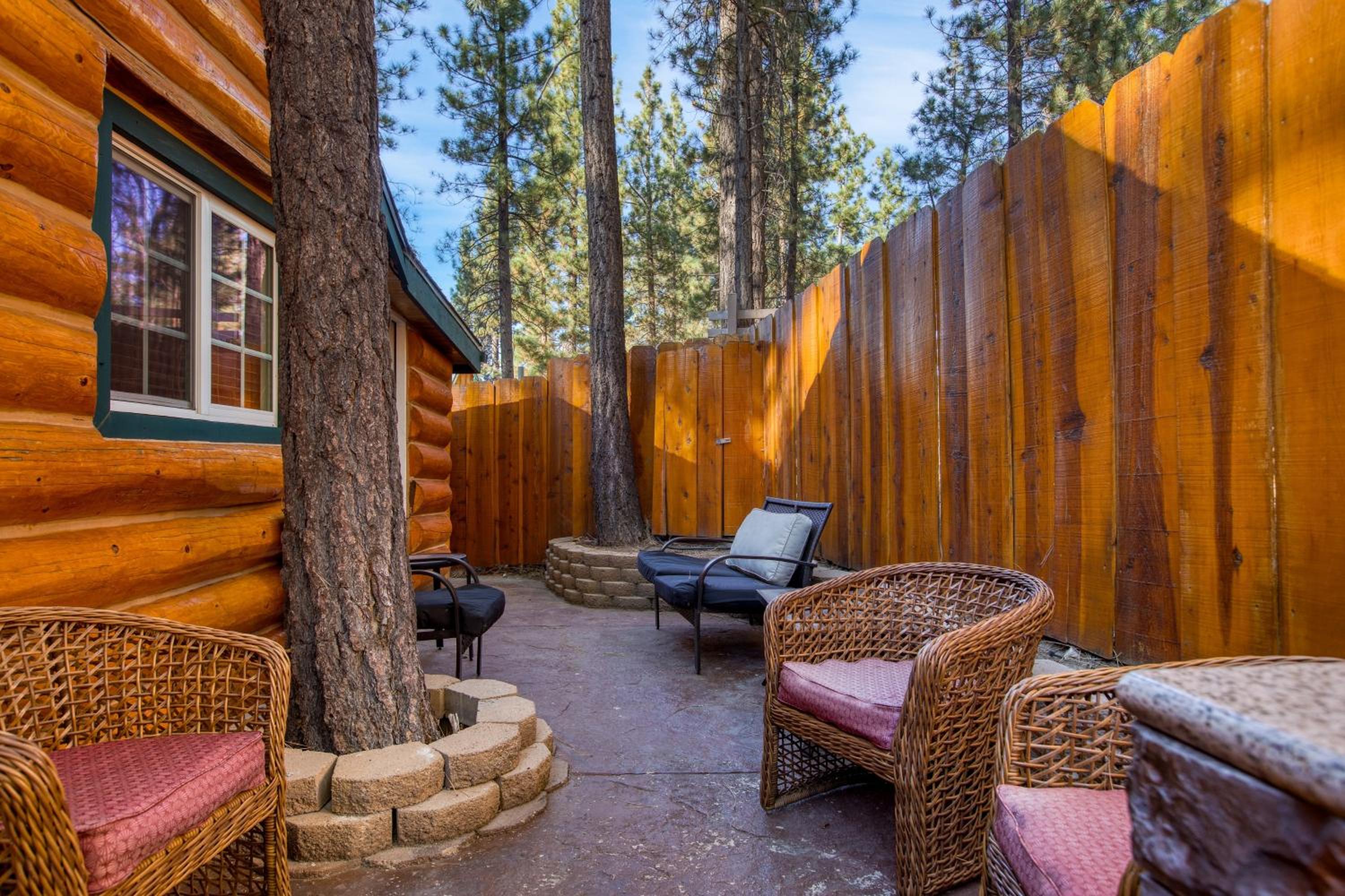 Pinetree Place by AvantStay Group Cabin w Hot Tub Minutes to the Lake