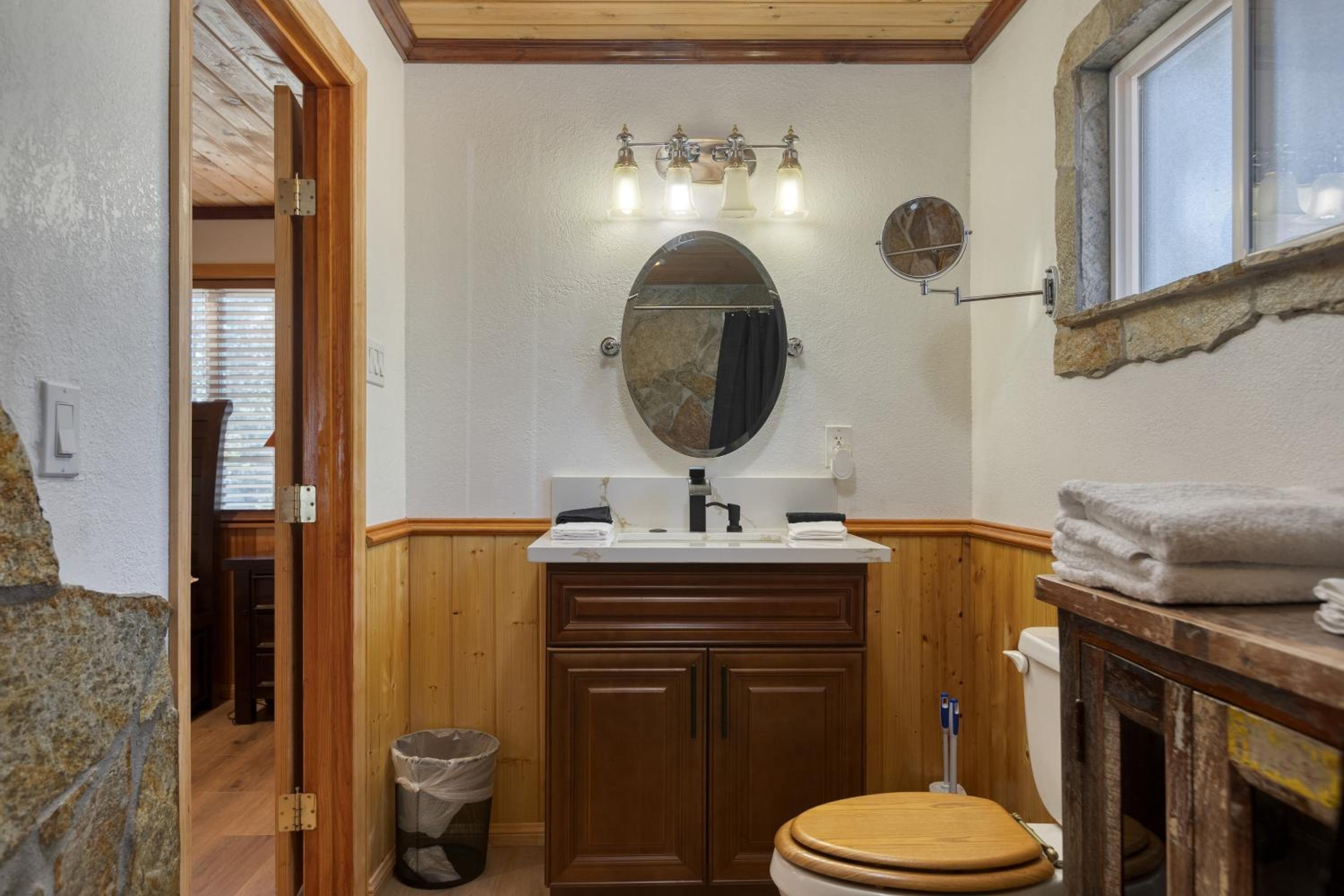 Pinetree Place by AvantStay Group Cabin w Hot Tub Minutes to the Lake