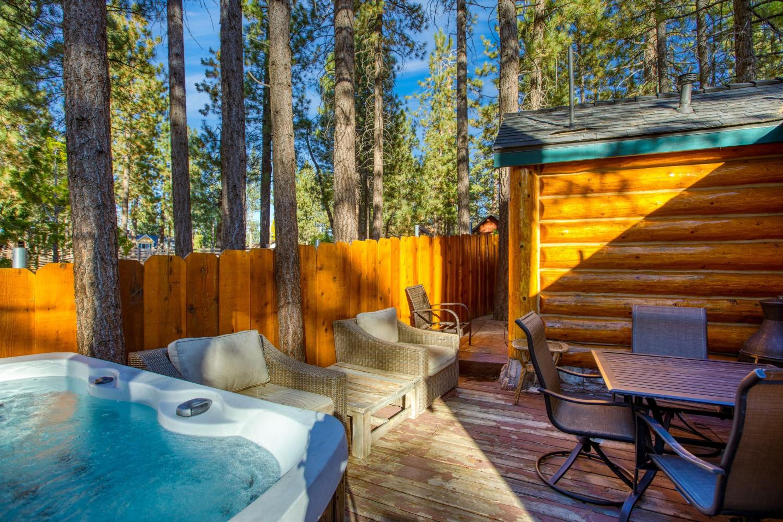Pinetree Place by AvantStay Group Cabin w Hot Tub Minutes to the Lake