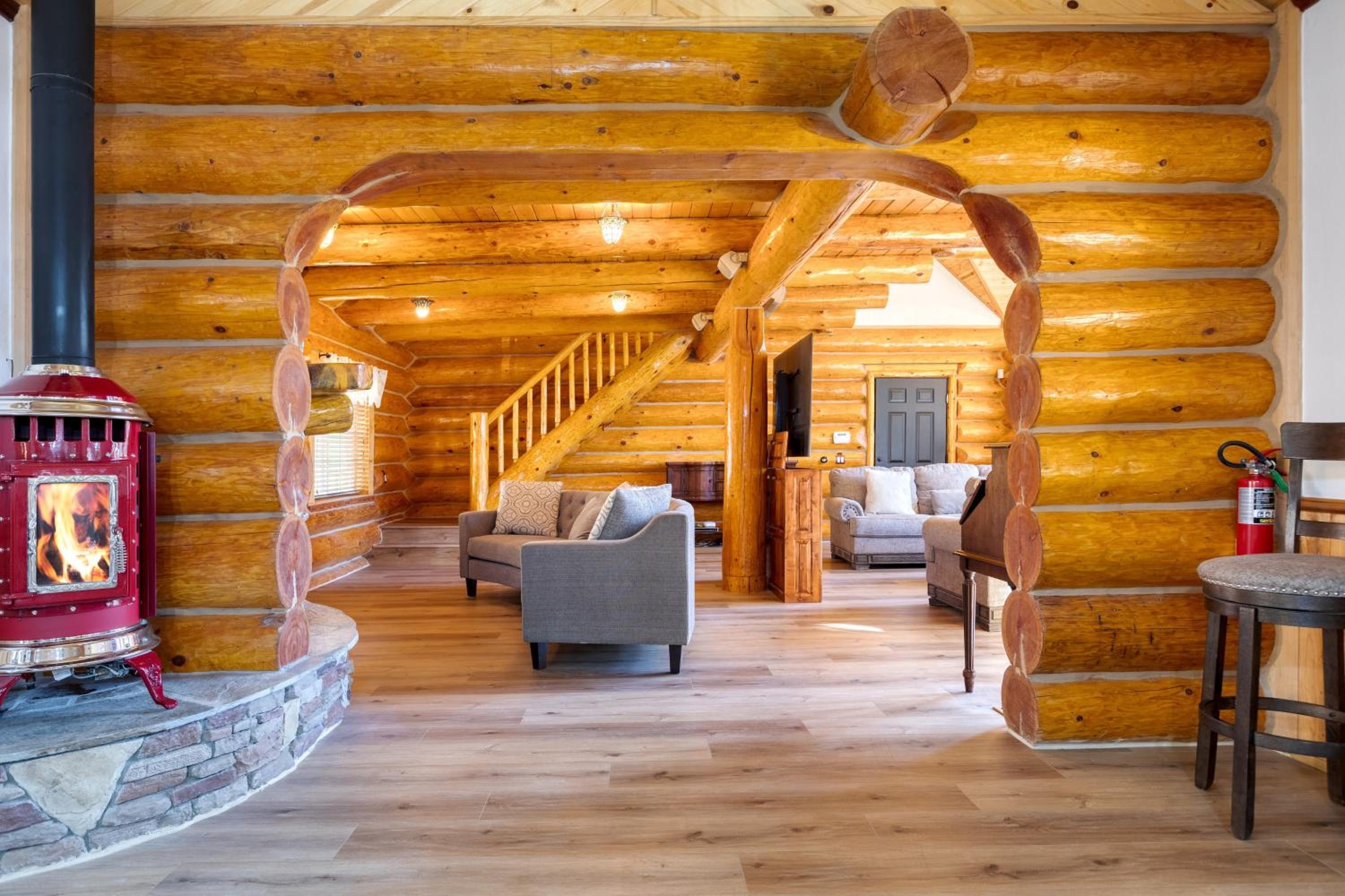 Pinetree Place by AvantStay Group Cabin w Hot Tub Minutes to the Lake