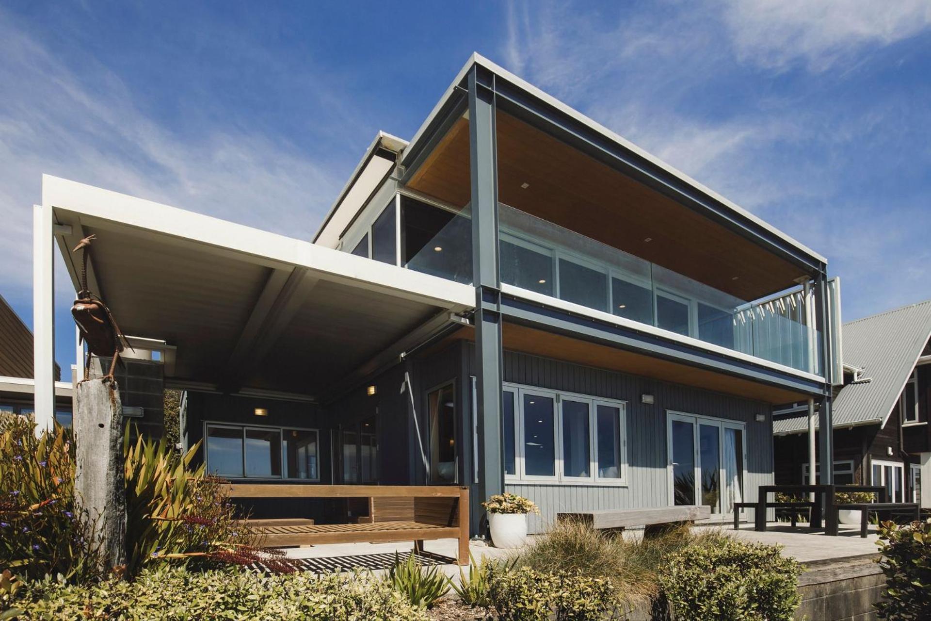 Clifftops - oceanfront retreat in Oakura Beach view 4