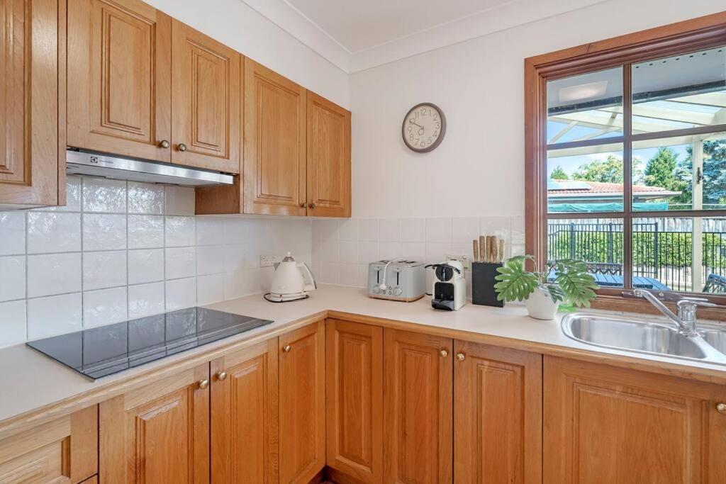 Sunny 5BR House with Private Pool in Carlingford