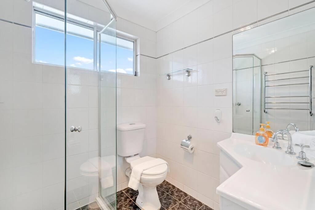 Sunny 5BR House with Private Pool in Carlingford