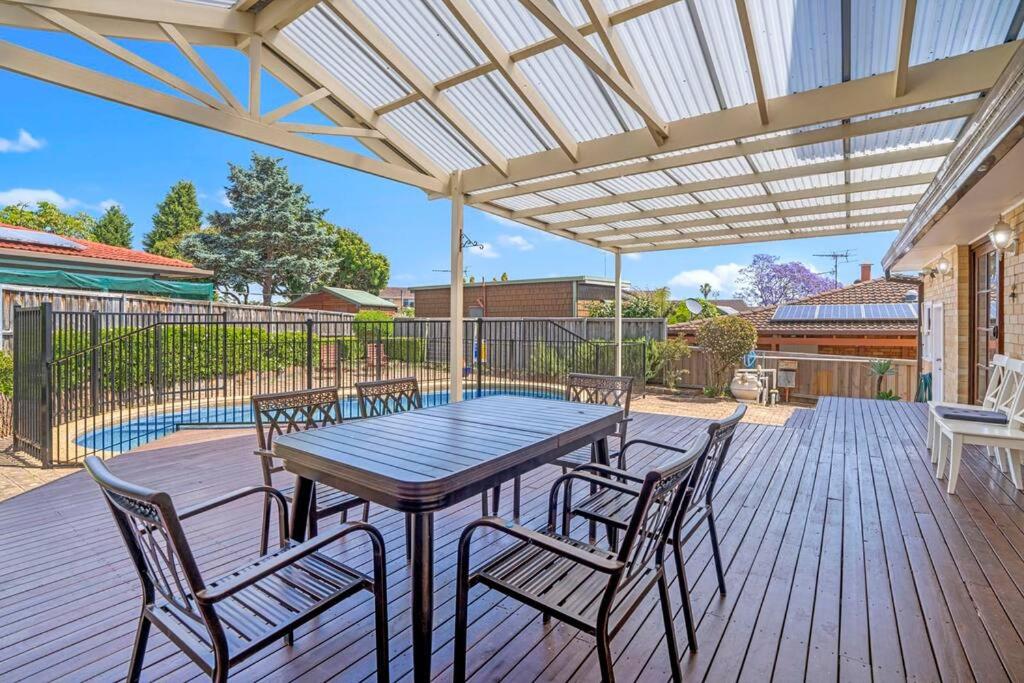 Sunny 5BR House with Private Pool in Carlingford