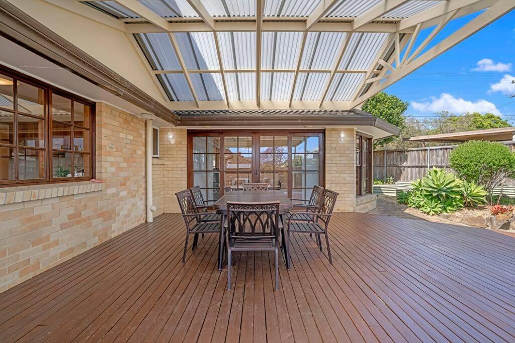 Sunny 5BR House with Private Pool in Carlingford