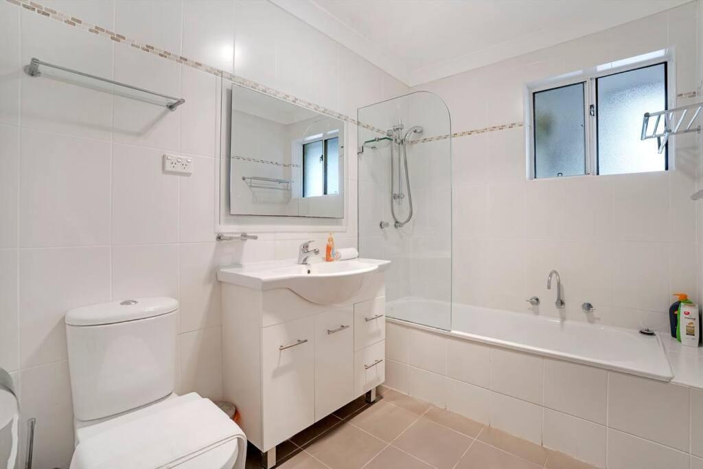 Sunny 5BR House with Private Pool in Carlingford