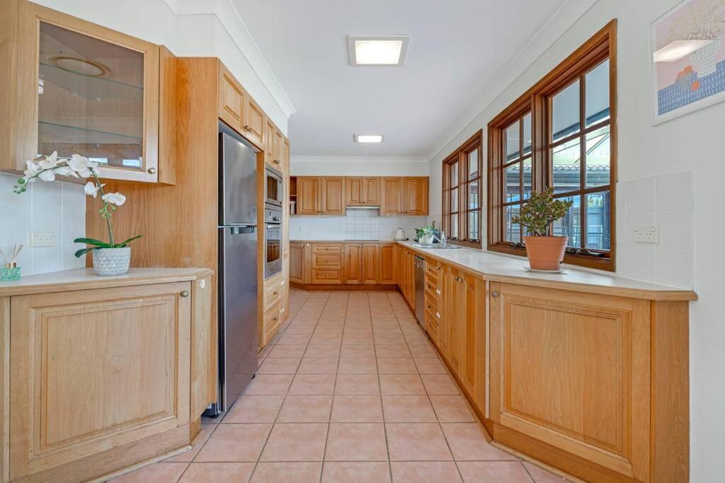 Sunny 5BR House with Private Pool in Carlingford