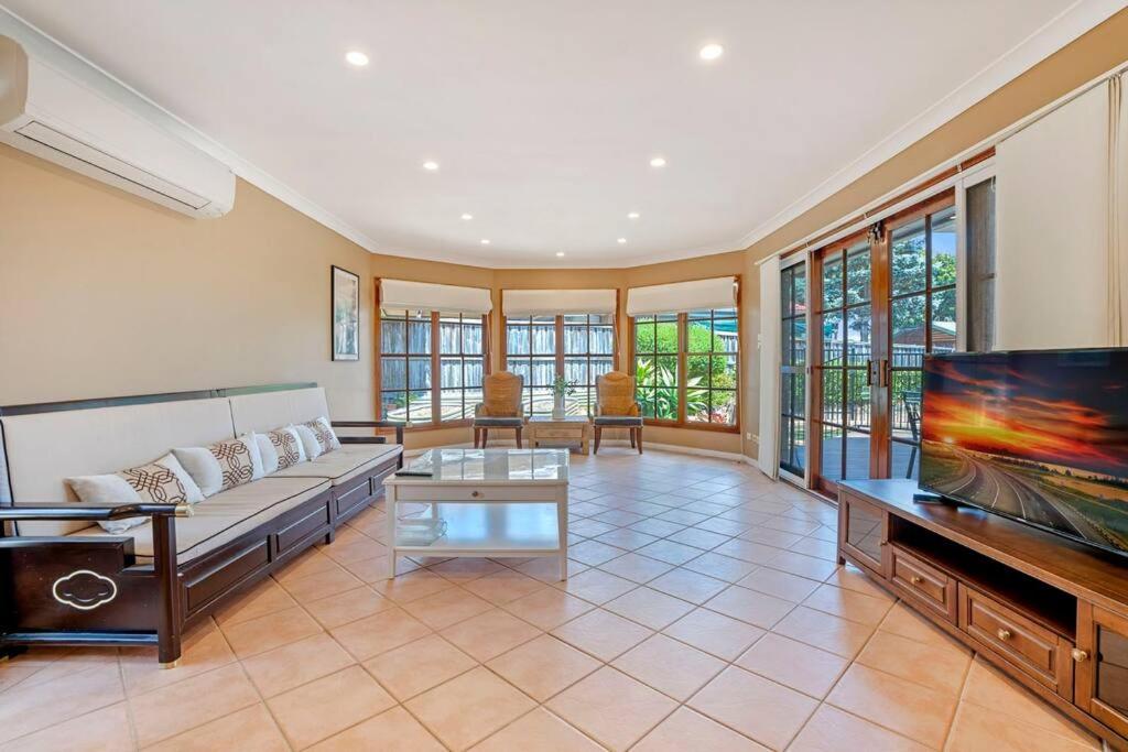 Sunny 5BR House with Private Pool in Carlingford