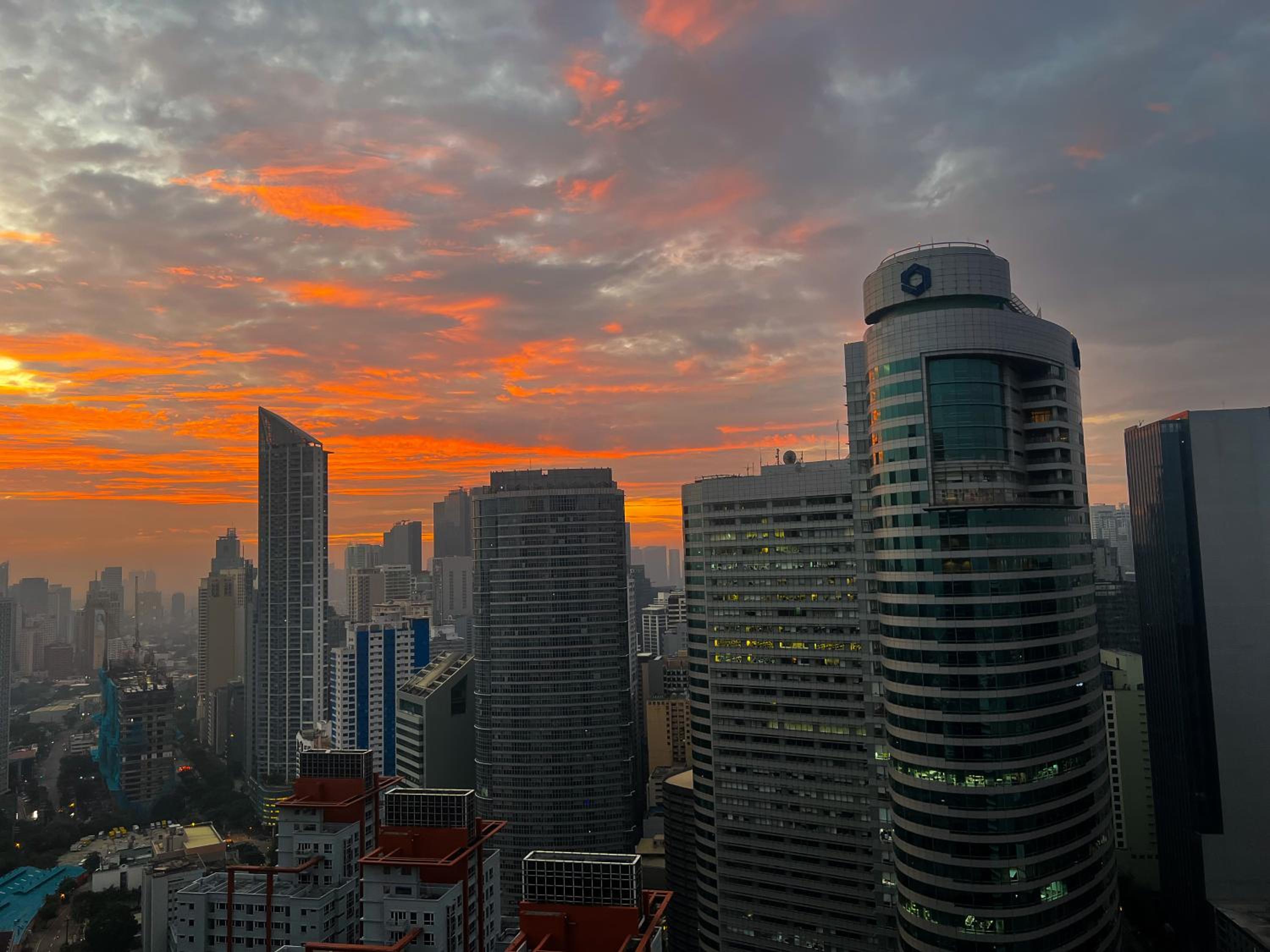 BRAND NEW Casa Airabella with Netflix & Makati City Skyline view 4