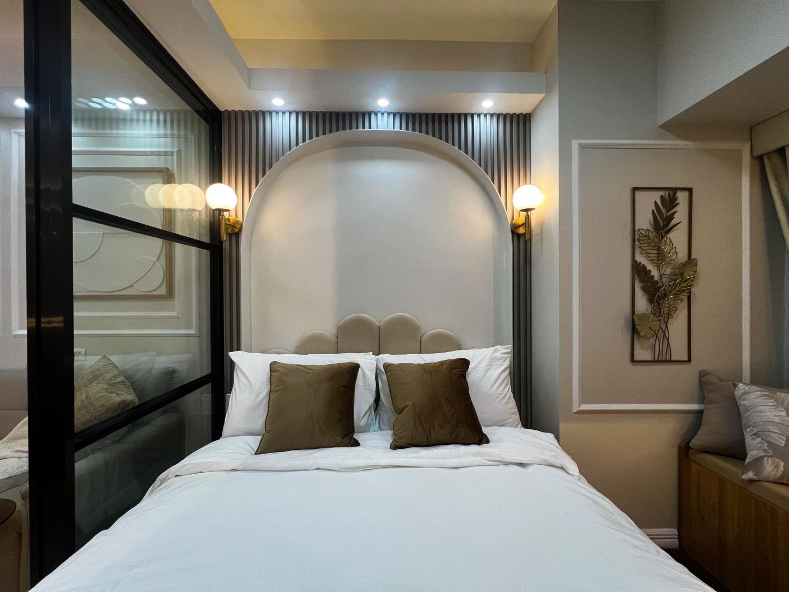 BRAND NEW Casa Airabella with Netflix & Makati City Skyline view 2