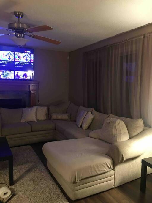 Renovated 4 bedrooms 20 sleeps Shopping Center