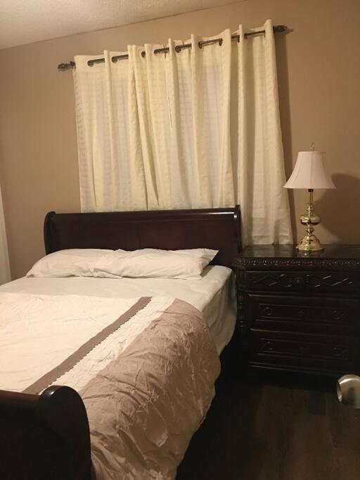 Renovated 4 bedrooms 20 sleeps Shopping Center