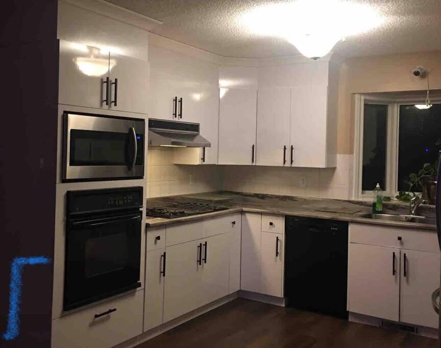 Renovated 4 bedrooms 20 sleeps Shopping Center