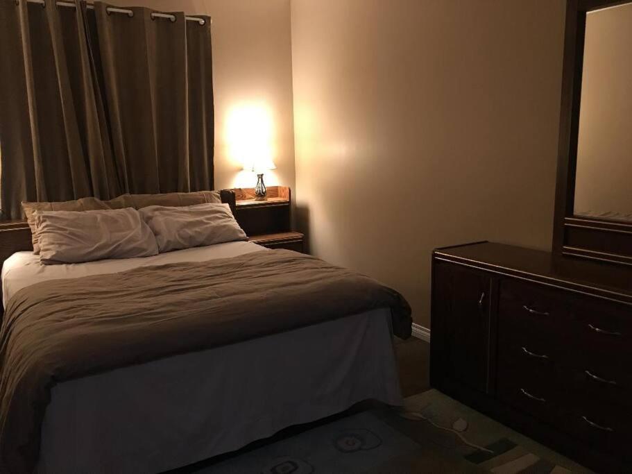 Renovated 4 bedrooms 20 sleeps Shopping Center
