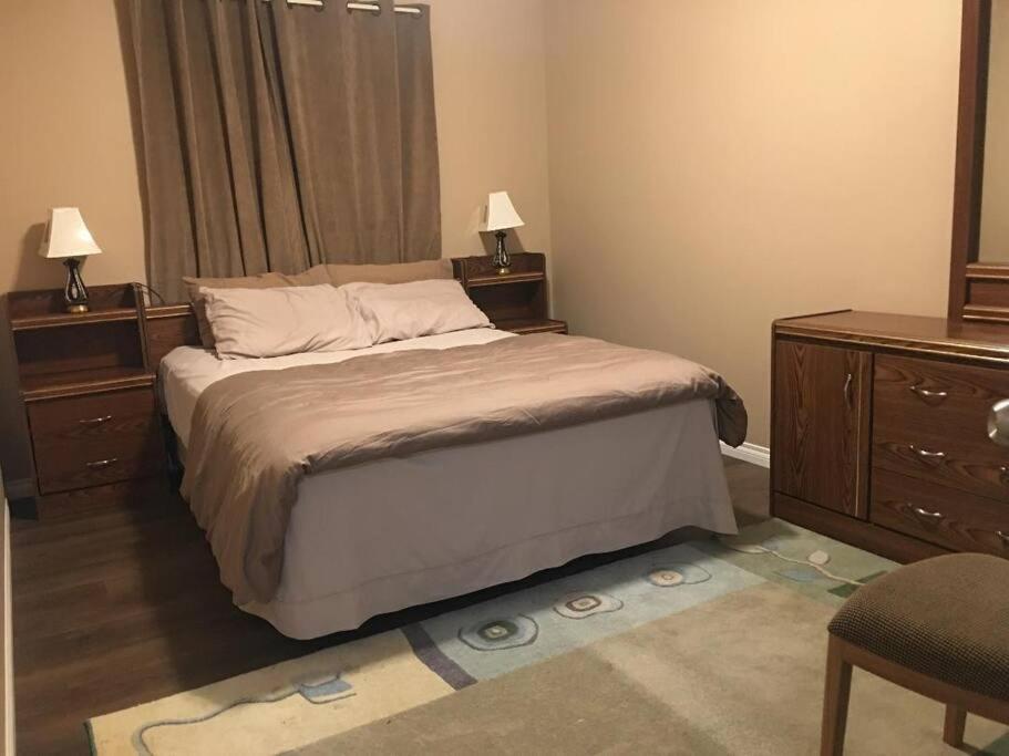 Renovated 4 bedrooms 20 sleeps Shopping Center