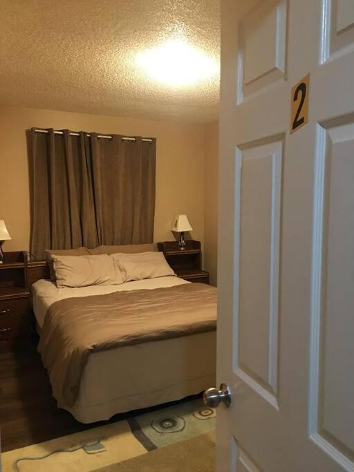 Renovated 4 bedrooms 20 sleeps Shopping Center