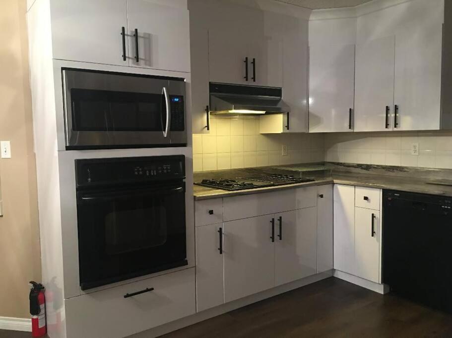 Renovated 4 bedrooms 20 sleeps Shopping Center