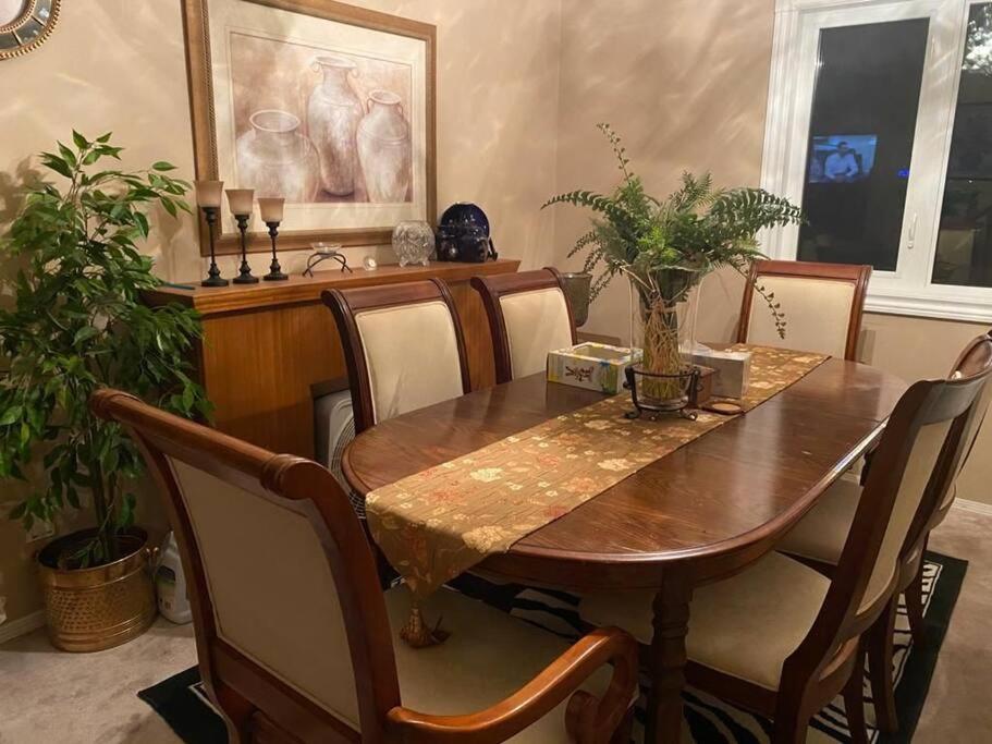 Renovated 4 bedrooms 20 sleeps Shopping Center
