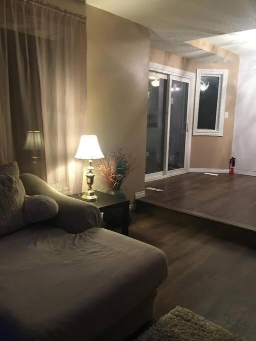 Renovated 4 bedrooms 20 sleeps Shopping Center