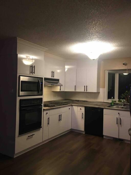 Renovated 4 bedrooms 20 sleeps Shopping Center