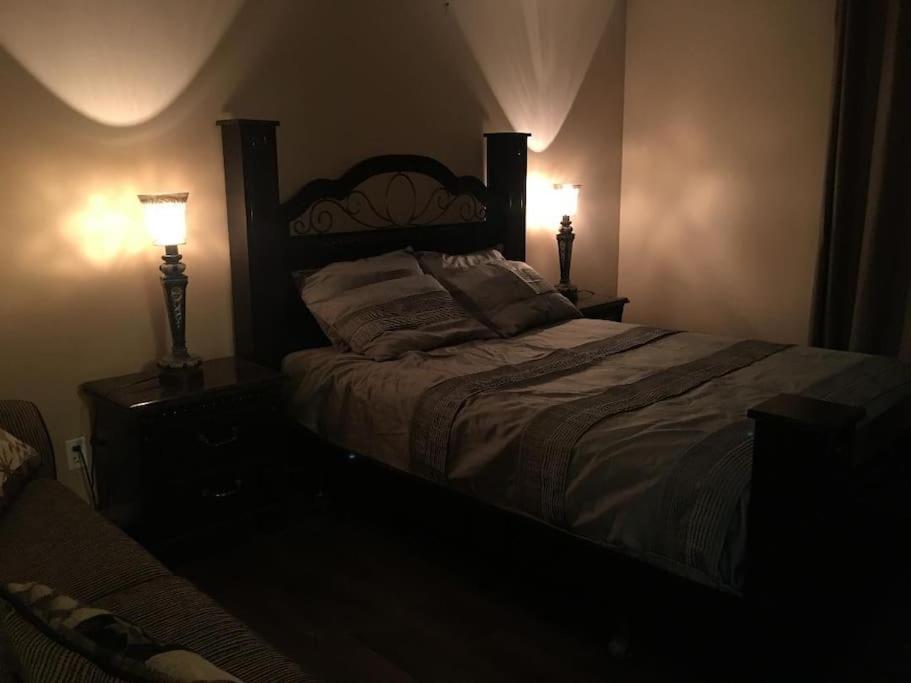 Renovated 4 bedrooms 20 sleeps Shopping Center