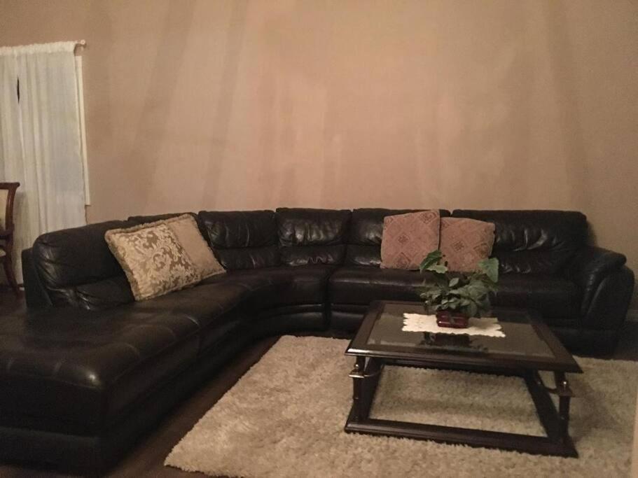 Renovated 4 bedrooms 20 sleeps Shopping Center
