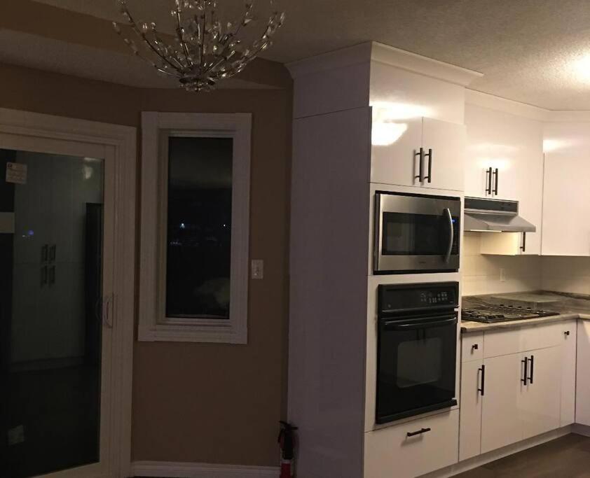 Renovated 4 bedrooms 20 sleeps Shopping Center
