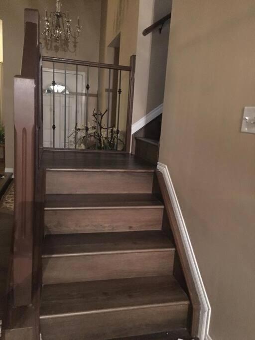 Renovated 4 bedrooms 20 sleeps Shopping Center