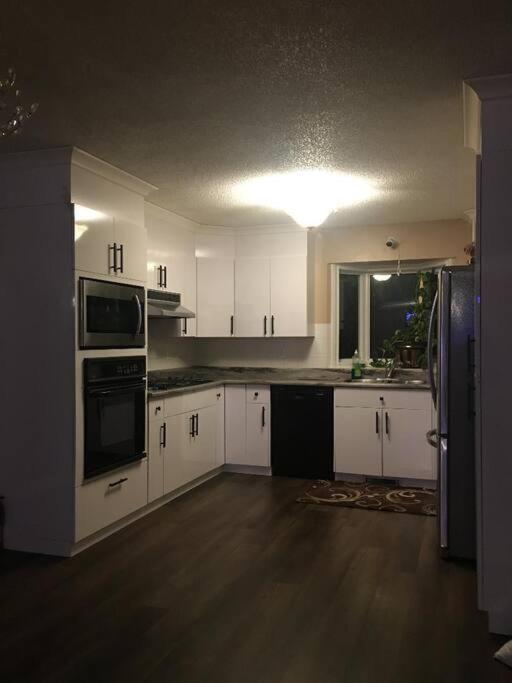 Renovated 4 bedrooms 20 sleeps Shopping Center