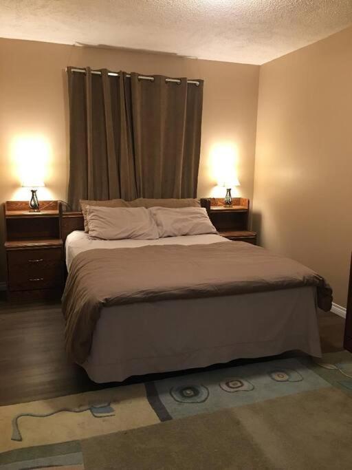 Renovated 4 bedrooms 20 sleeps Shopping Center