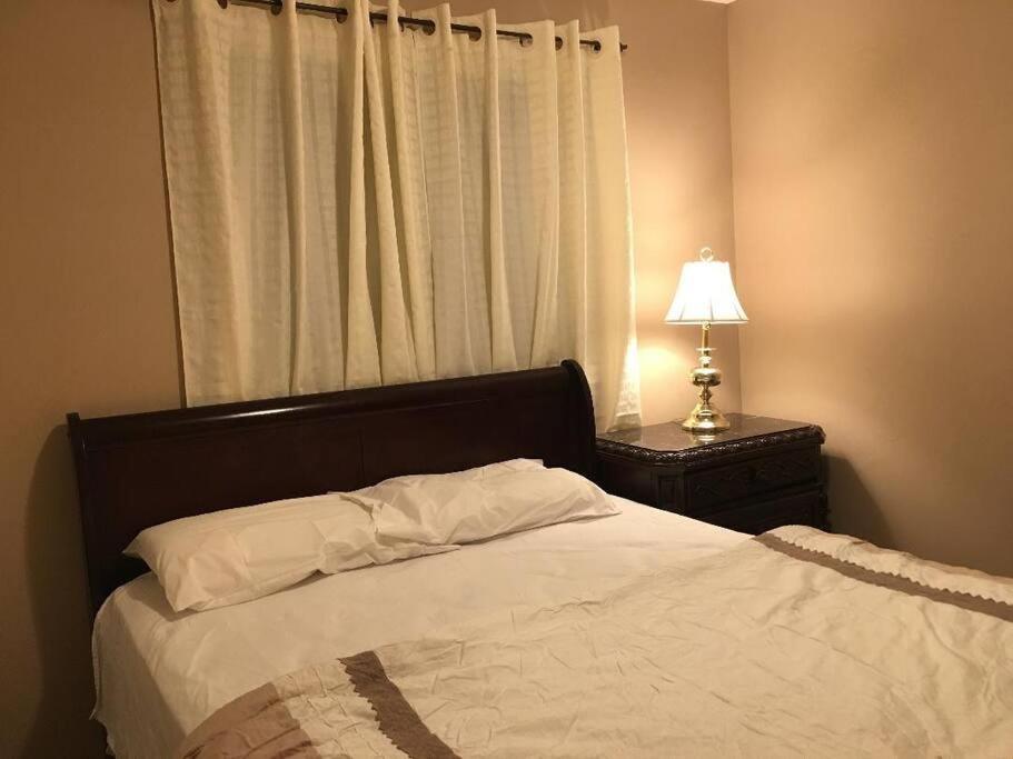 Renovated 4 bedrooms 20 sleeps Shopping Center