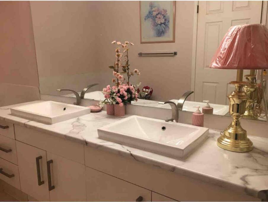 Renovated 4 bedrooms 20 sleeps Shopping Center