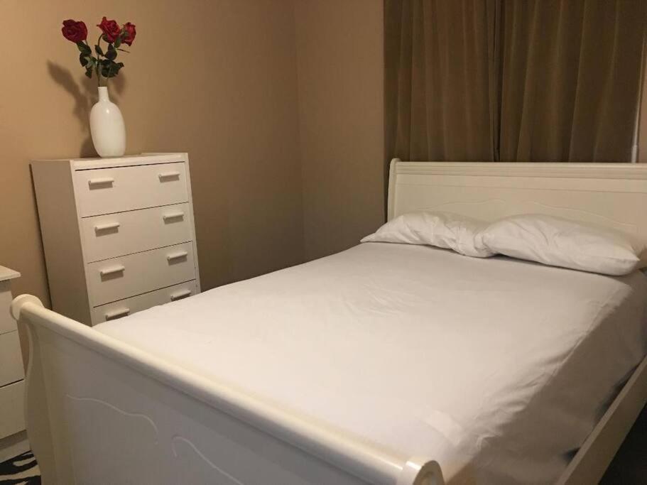 Renovated 4 bedrooms 20 sleeps Shopping Center