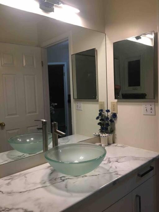 Renovated 4 bedrooms 20 sleeps Shopping Center