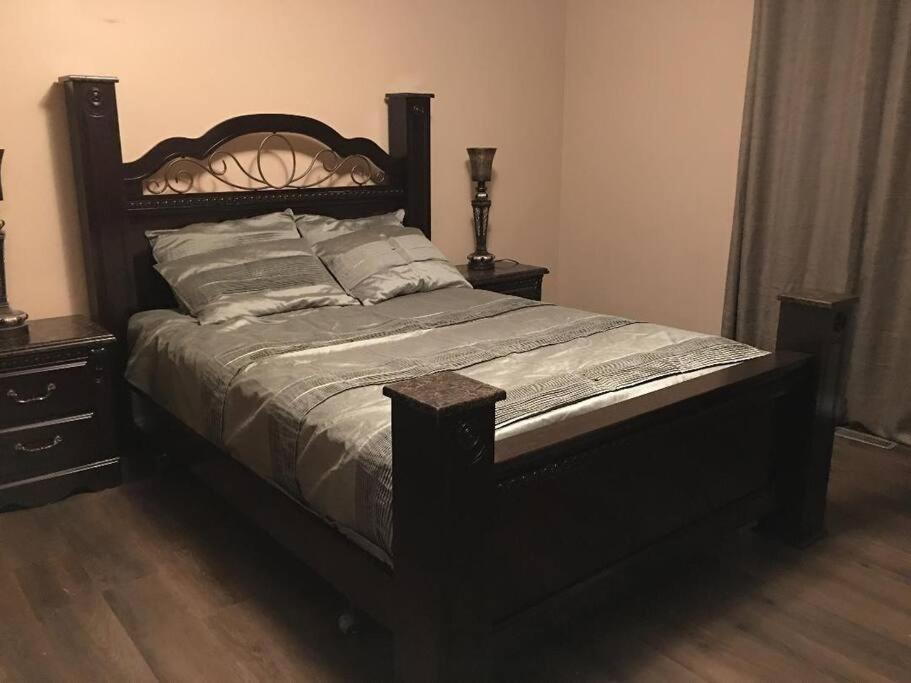 Renovated 4 bedrooms 20 sleeps Shopping Center