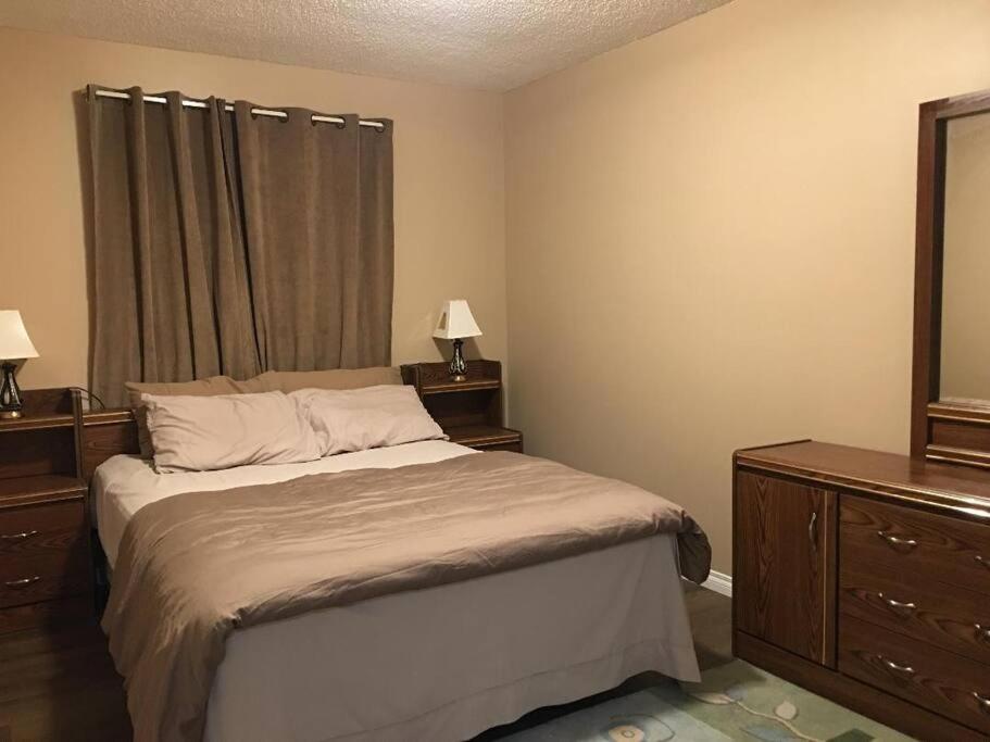 Renovated 4 bedrooms 20 sleeps Shopping Center