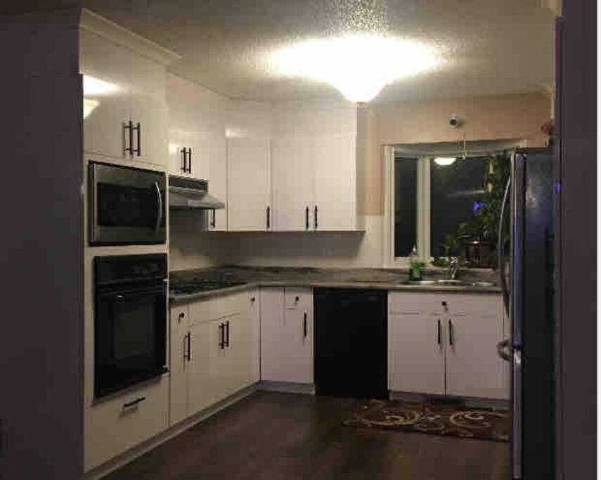 Renovated 4 bedrooms 20 sleeps Shopping Center