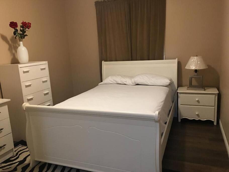 Renovated 4 bedrooms 20 sleeps Shopping Center