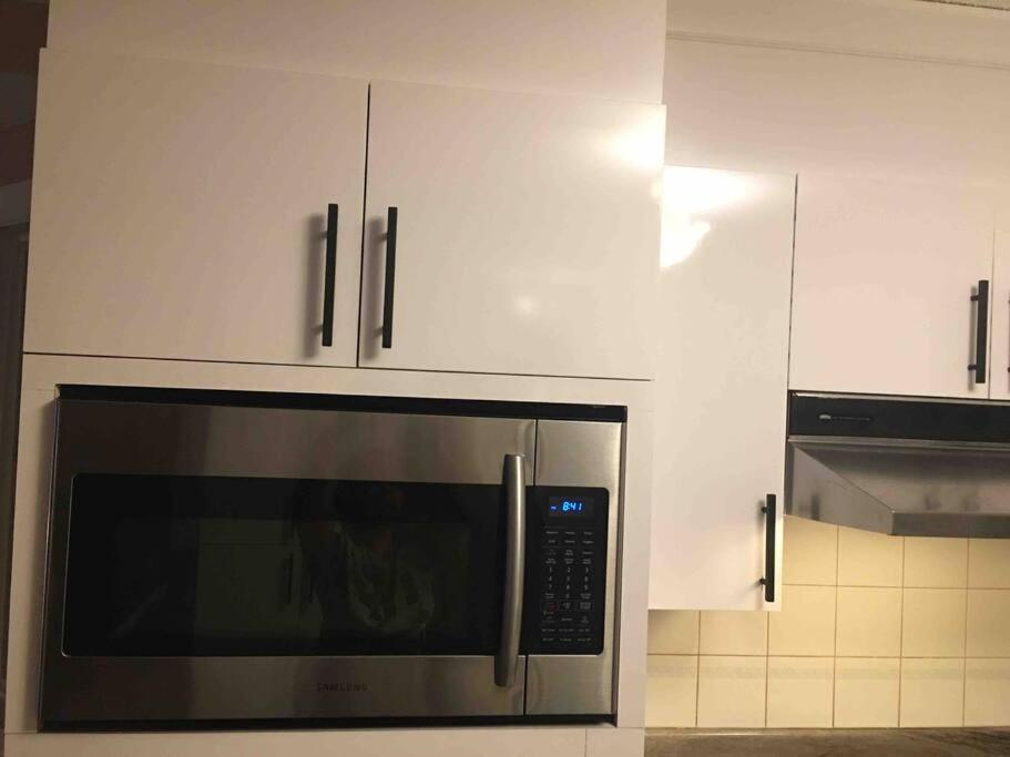 Renovated 4 bedrooms 20 sleeps Shopping Center