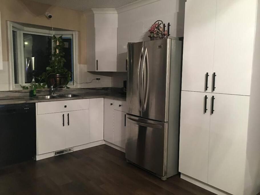 Renovated 4 bedrooms 20 sleeps Shopping Center