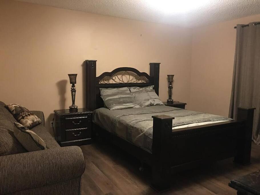 Renovated 4 bedrooms 20 sleeps Shopping Center