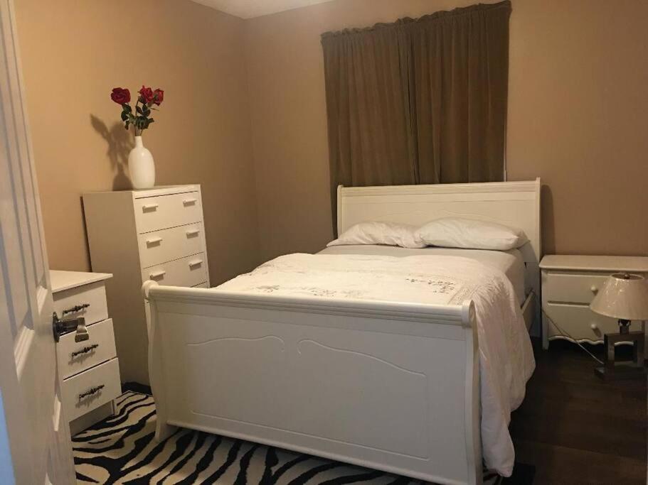 Renovated 4 bedrooms 20 sleeps Shopping Center