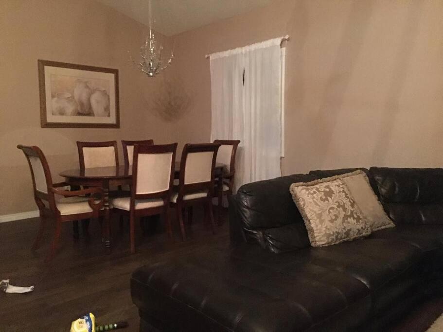 Renovated 4 bedrooms 20 sleeps Shopping Center